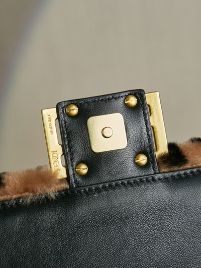 フェンディバッグ着用イメージ